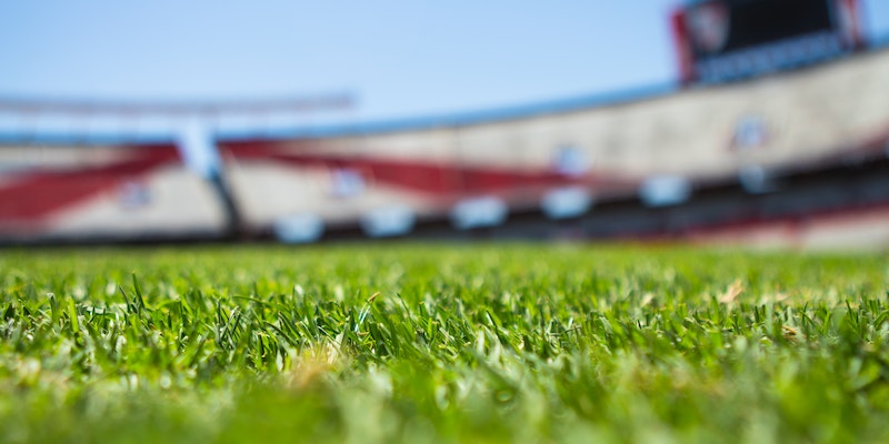 Qual é o tamanho de um campo de futebol? Veja as medidas - Lance!